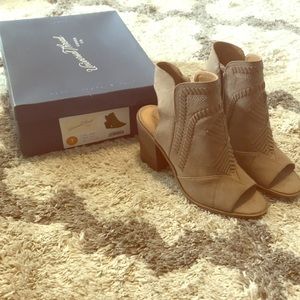 Universal Thread Edwina peep toe bootie